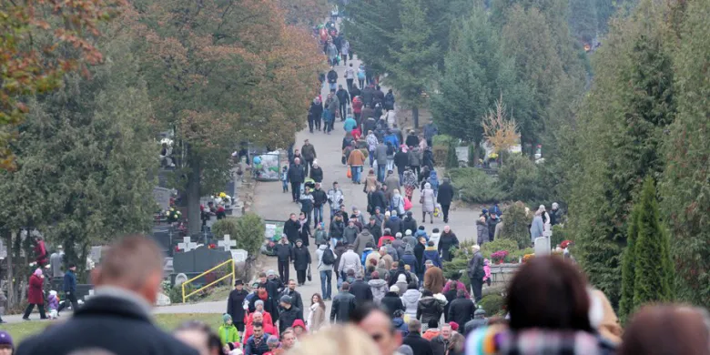 Służby w gotowości przed 1 listopada. Zmiany w organizacji ruchu i wzmożone kontrole. Sprawdź, jak dojechać na cmentarze