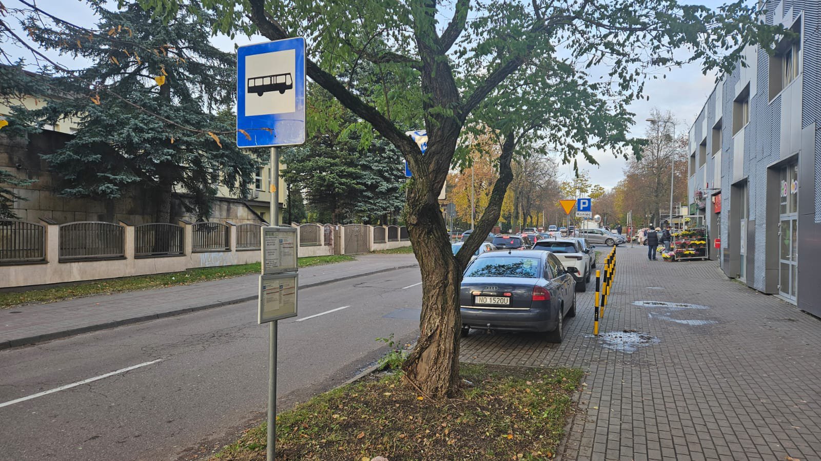 Służby w gotowości przed 1 listopada. Zmiany w organizacji ruchu i wzmożone kontrole. Sprawdź, jak dojechać na cmentarze