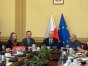 Kadr ze spotkania wojewody ze służbami