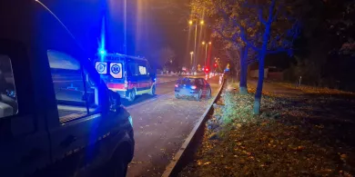 Potrącenie na ul. Pstrowskiego w Olsztynie. 59-latka poza przejściem, kierowca po alkoholu