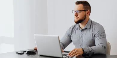 Rynek pracy w Olsztynie 2025: branże, które warto rozważyć