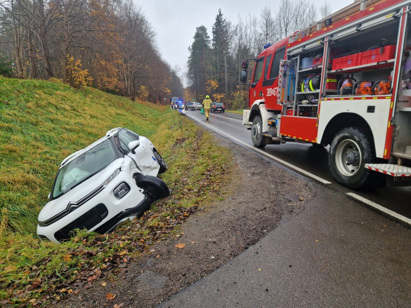 Gmina Dywity. 19-latek wysłał seniora do rowu koło karmelitanek [ZDJĘCIA]