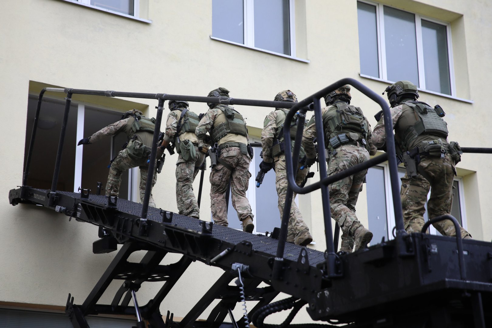 Olsztyn. Kontrterroryści z BOA przy dawnym "Bratniaku". Wiemy, co tam robili [ZDJĘCIA]