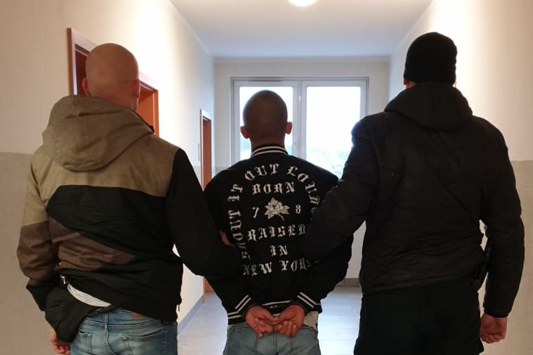 Gmina Olsztynek. 34- i 37-latek zaatakowali policjanta