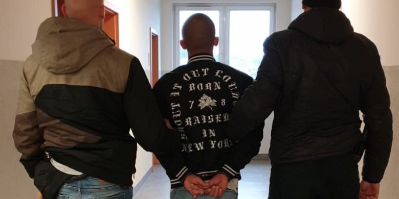 Gmina Olsztynek. 34- i 37-latek zaatakowali policjanta