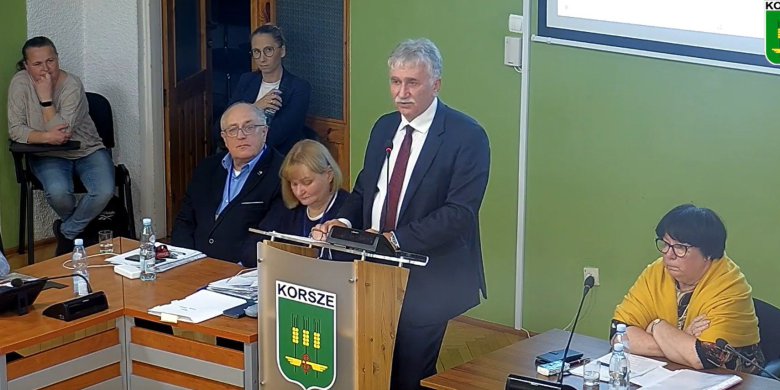 Dzieci ze wsi są gorzej ubrane? Burmistrz Korsz, Jan Adamowicz, pod ostrzałem po kontrowersyjnej wypowiedzi [WIDEO]