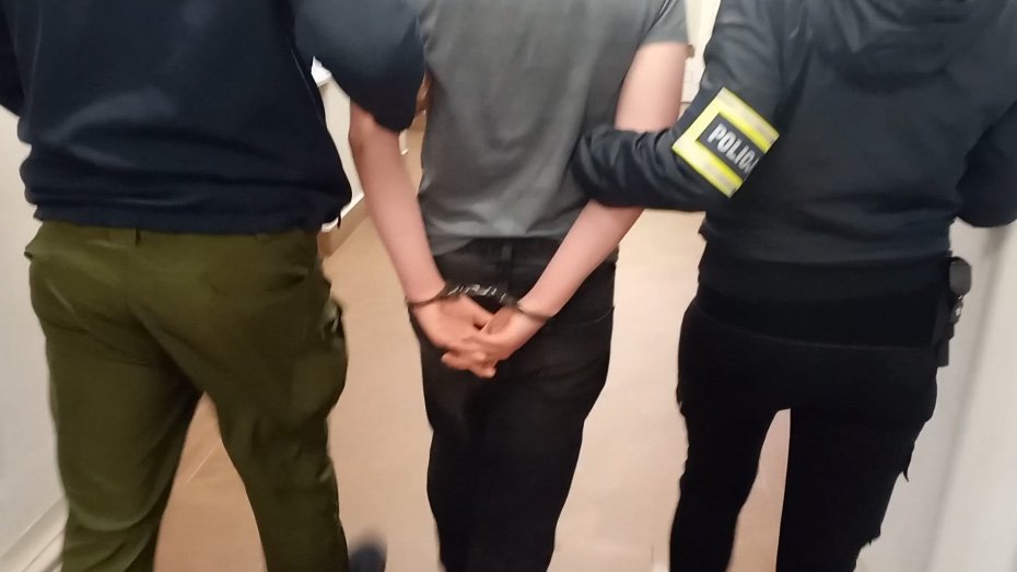 Dobre Miasto. 17- i 18-latek w szale kradzieży. Jednej nocy próbowali odjechać aż sześcioma autami!