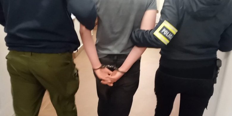 Dobre Miasto. 17- i 18-latek w szale kradzieży. Jednej nocy próbowali odjechać aż sześcioma autami!