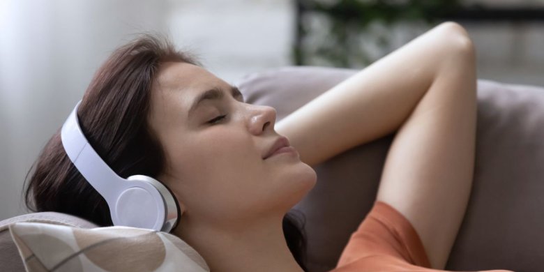 Interesujące audiobooki na jesienne wieczory – czego warto słuchać?