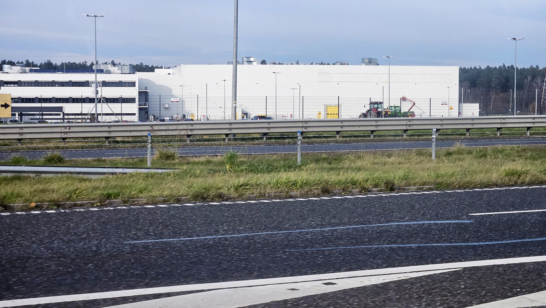 Logotyp Zalando Lounge zniknął z centrum w Ameryce k. Olsztynka. Znamy powód