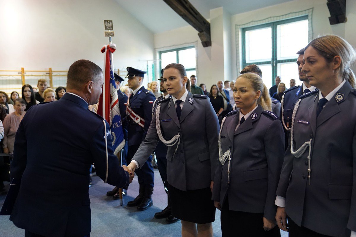Nowi policjanci w regionie. Ślubowanie złożyło 29 kobiet i 13 mężczyzn [ZDJĘCIA]