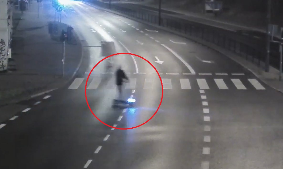 Olsztyn. 30-letni hulajnogista pokonany przez krawężnik i procenty [WIDEO]