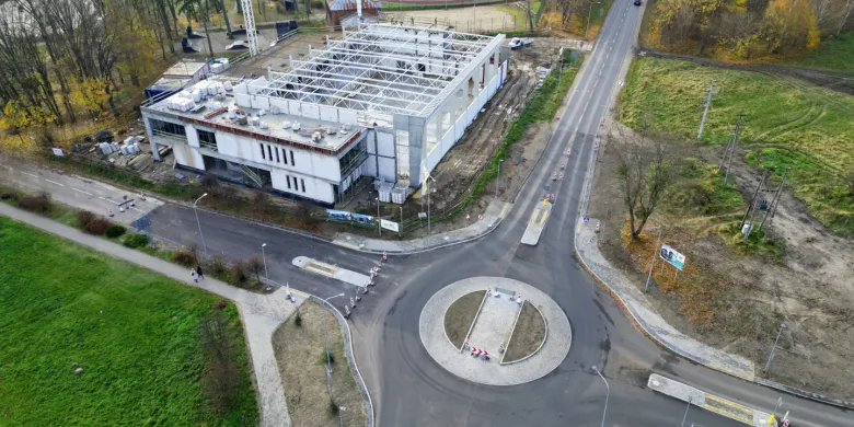 Hala sportowa w Olsztynku rośnie w oczach. Obok powstało rondo [ZDJĘCIA, WIDEO]