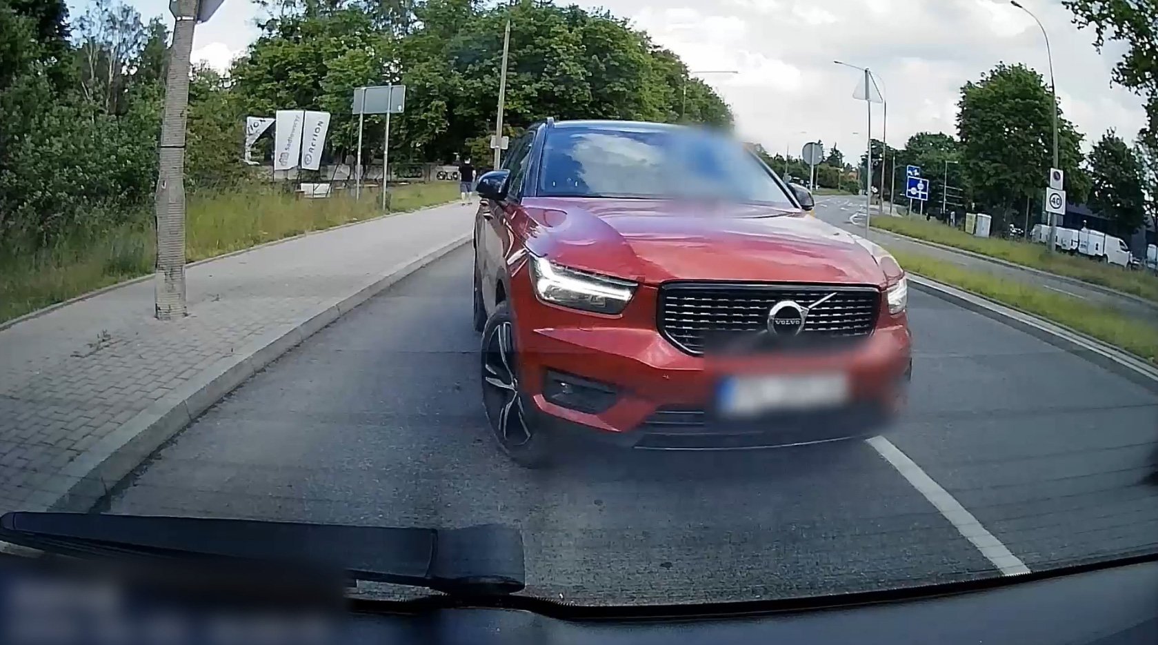 Olsztyn. Myślał, iż nikt tego nie zobaczy. Kierowca volvo ominął auto i wjechał na czerwonym [WIDEO]