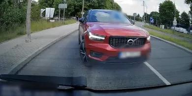 Olsztyn. Myślał, że nikt tego nie zobaczy. Kierowca volvo ominął auto i wjechał na czerwonym [WIDEO]