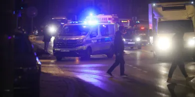 Osobliwe potrącenie na ul. Limanowskiego w Olsztynie. Pijany mężczyzna wtargnął pod naczepę [ZDJĘCIA]