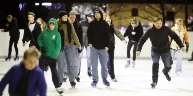 Pierwsze lodowisko w Olsztynie już działa. Urania zainaugurowała sezon. Sprawdziliśmy ceny i ofertę zimowej zabawy [WIDEO]