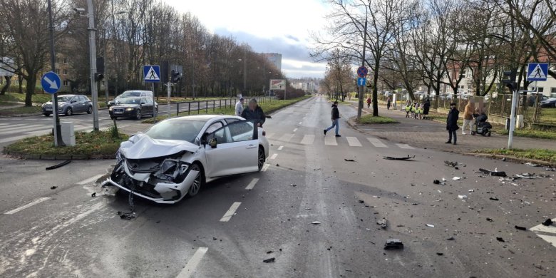 Artykuł: Olsztyn. 70-latek wymusił pierwszeństwo przy szpitalu dziecięcym [ZDJĘCIA]