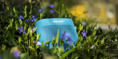 Jak zadbać o muzykę podczas imprezy w plenerze? Poznaj możliwości głośników bluetooth