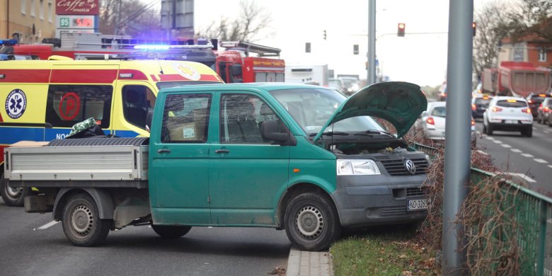 Volkswagen stoczył się na pieszą na ul. Armii Krajowej w Olsztynie [ZDJĘCIA]