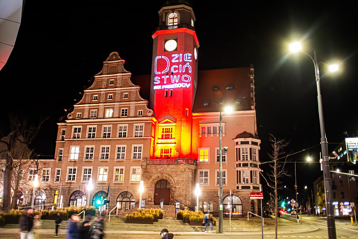 Olsztyn w czerwieni. To apel o ochronę dzieci przed krzywdzeniem [ZDJĘCIA]