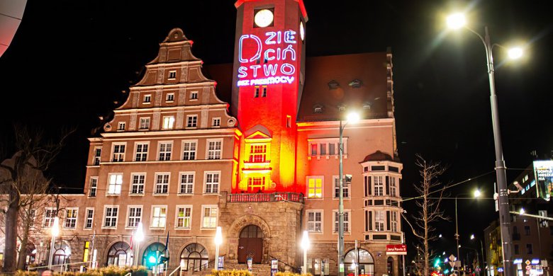 Olsztyn w czerwieni. To apel o ochronę dzieci przed krzywdzeniem [ZDJĘCIA]