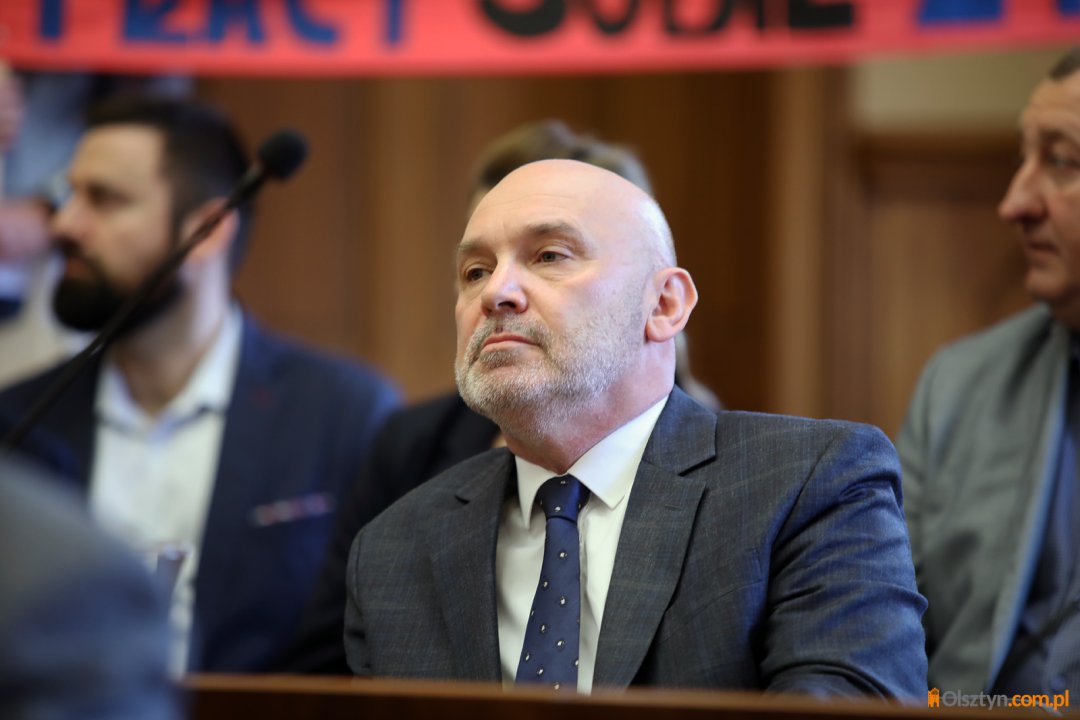 Radny PiS wykluczony z partii. „Współczuję tym, którzy naginają karku”