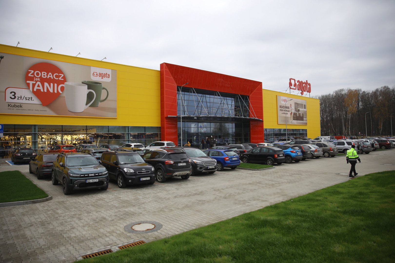 Tłumy, promocje i cukierki. Agata Meble w Olsztynie już otwarta! [ZDJĘCIA, WIDEO]