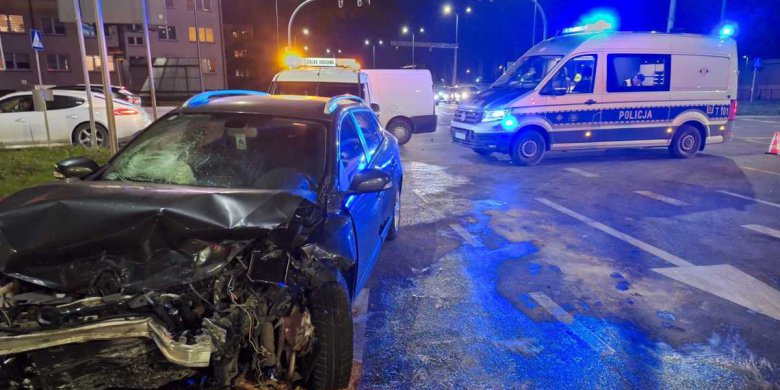 Olsztyn. 43-latka wjechała na czerwonym i trafiła w... pijanego kierowcę [ZDJĘCIA, WIDEO]