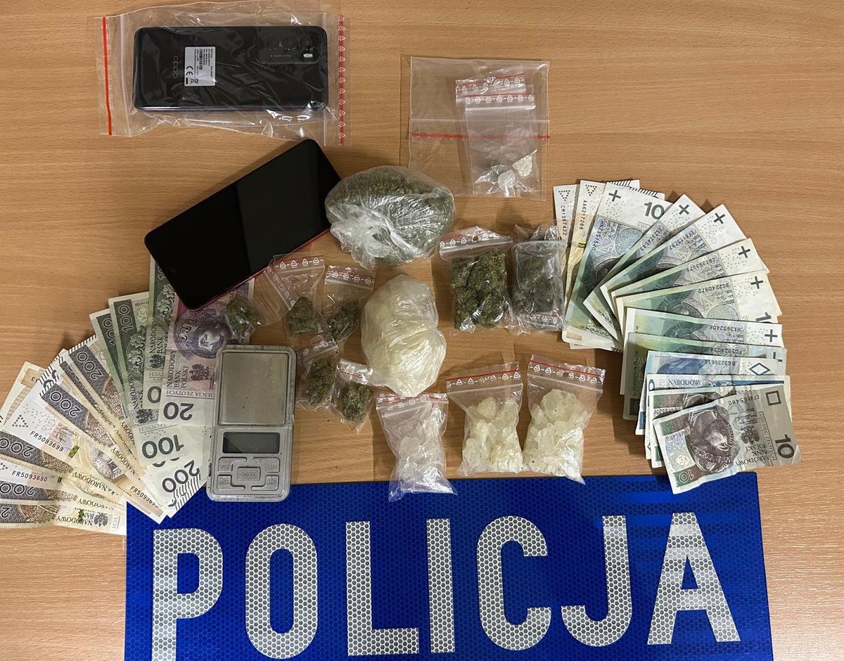 Kryminalni z niespodziewaną wizytą na osiedlu Dajtki. Znaleźli ponad 220 gram "towaru"