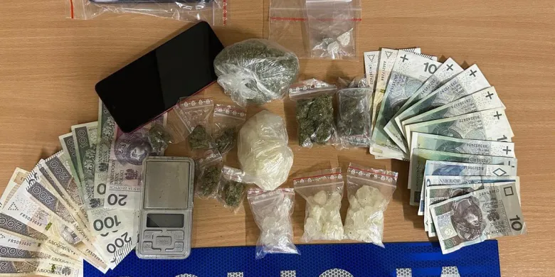 Kryminalni z niespodziewaną wizytą na osiedlu Dajtki. Znaleźli ponad 220 gram "towaru"