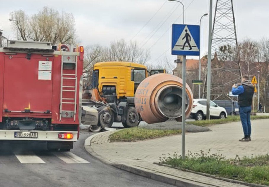 Niespotykana sytuacja na rondzie Ofiar Katastrofy Smoleńskiej w Olsztynie [WIDEO]