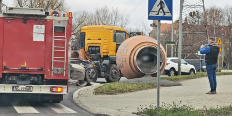 Niespotykana sytuacja na rondzie Ofiar Katastrofy Smoleńskiej w Olsztynie [WIDEO]