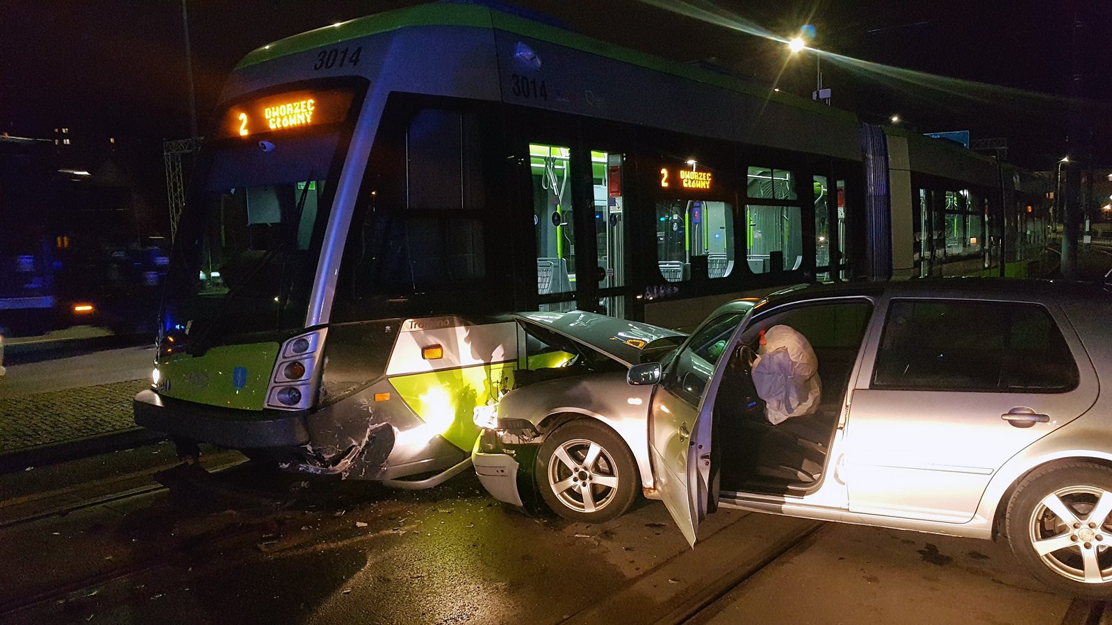 Olsztyn. Pijany 42-latek "przytulił się" z tramwajem. Kolizyjny weekend na drogach regionu