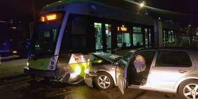 Olsztyn. Pijany 42-latek przytulił się z tramwajem. Kolizyjny weekend na drogach regionu