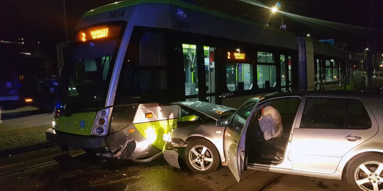 Olsztyn. Pijany 42-latek "przytulił się" z tramwajem. Kolizyjny weekend na drogach regionu