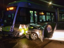Olsztyn. Pijany 42-latek "przytulił się" z tramwajem. Kolizyjny weekend na drogach regionu