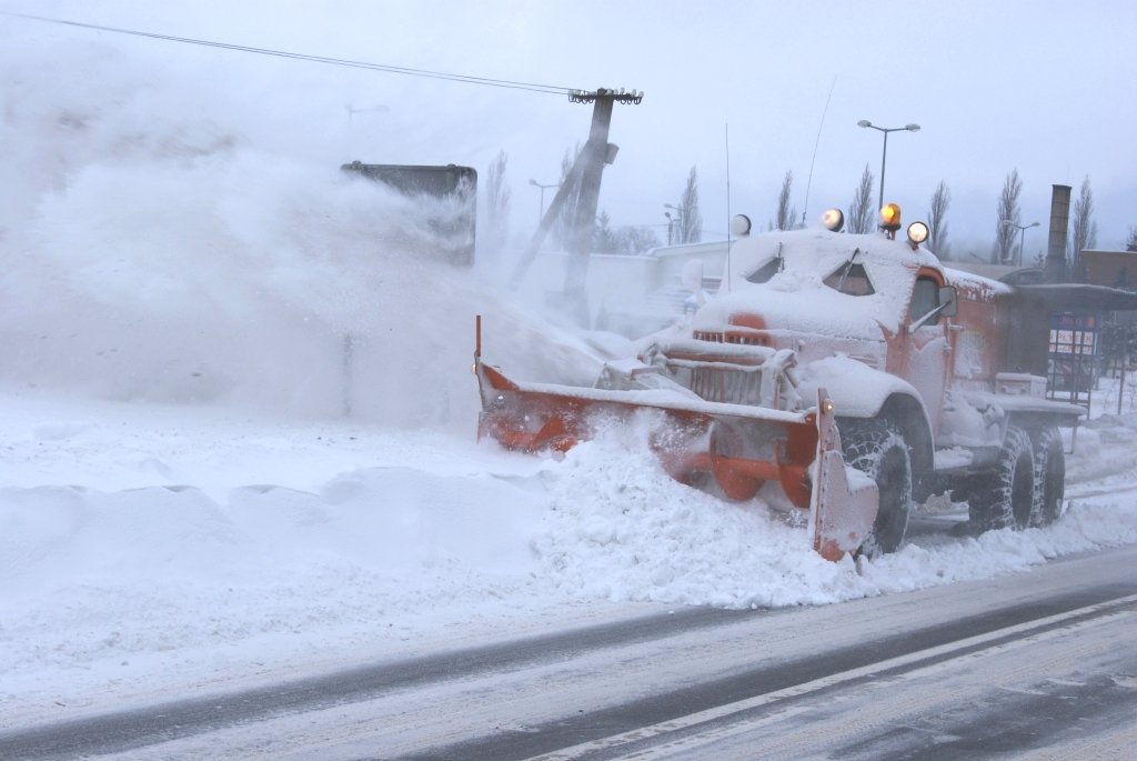 Czy region jest gotowy na opady śniegu? Tony soli i piasku czekają w magazynach