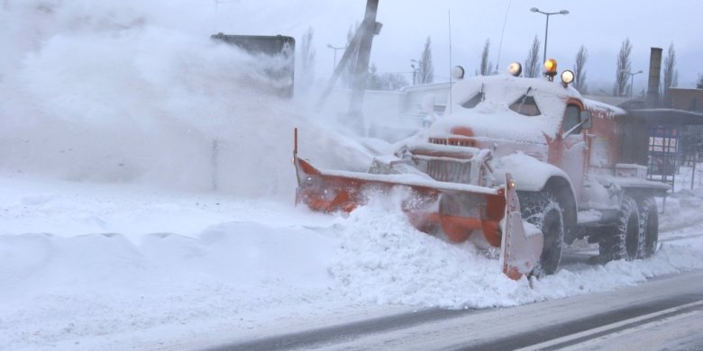 Czy region jest gotowy na opady śniegu? Tony soli i piasku czekają w magazynach
