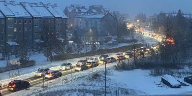 Artykuł: Trudne warunki na drogach regionu. Stanęła ul. Bartąska