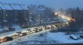 Po nocnych opadach śniegu poranny paraliż drogowy dotknął kierowców na ul. Bartąskiej