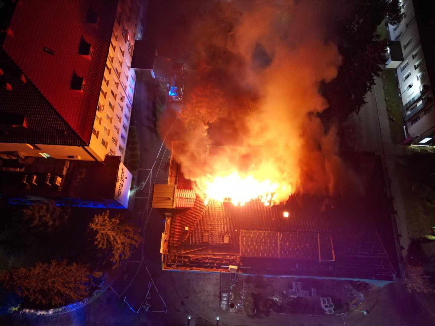 Nocny pożar szpitala w Elblągu. "Sytuacja jest opanowana" [ZDJĘCIA]