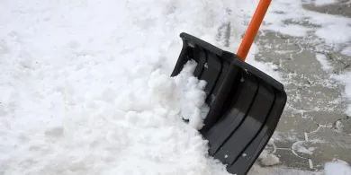 Olsztyn. Zwisające sople i nieodśnieżone chodniki. Co za to grozi?