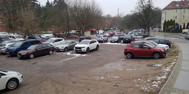 Strzeżony parking w centrum Olsztyna wciąż budzi emocje. Ratusz szykuje pozew, były dzierżawca stawia opór