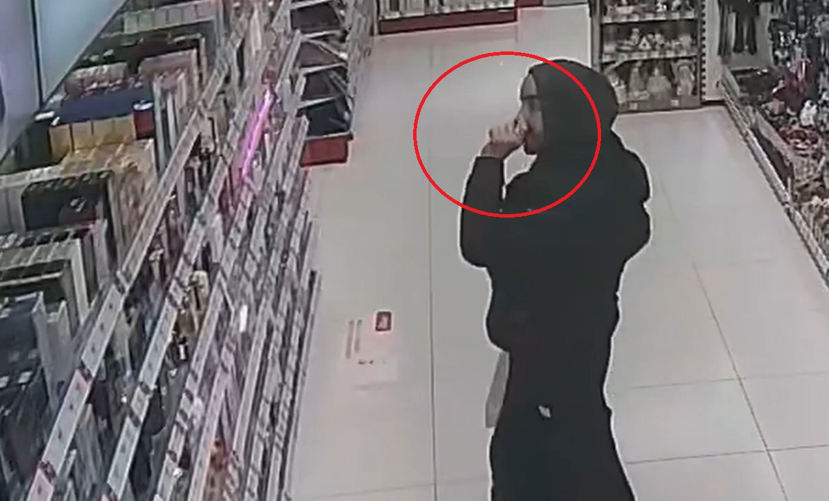 Olsztyn. Skarbów szukał w nosie i na półkach. żabole pyta o złodzieja perfum [WIDEO]