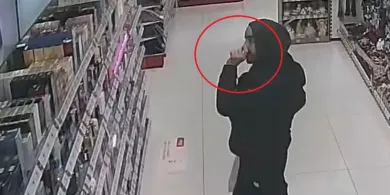 Olsztyn. Skarbów szukał w nosie i na półkach. Policja pyta o złodzieja perfum [WIDEO]