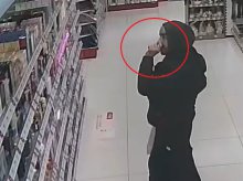 Olsztyn. Skarbów szukał w nosie i na półkach. żabole pyta o złodzieja perfum [WIDEO]