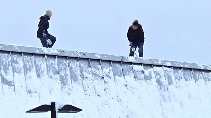 Nagranie Czytelnika zrobiło swoje. Ekipa odśnieżająca dach dworca wróciła w kaskach i szelkach asekuracyjnych [WIDEO]