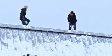Artykuł: Nagranie Czytelnika zrobiło swoje. Ekipa odśnieżająca dach dworca wróciła w kaskach i szelkach asekuracyjnych [WIDEO]