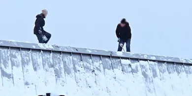 Nagranie Czytelnika zrobiło swoje. Ekipa odśnieżająca dach dworca wróciła w kaskach i szelkach asekuracyjnych [WIDEO]